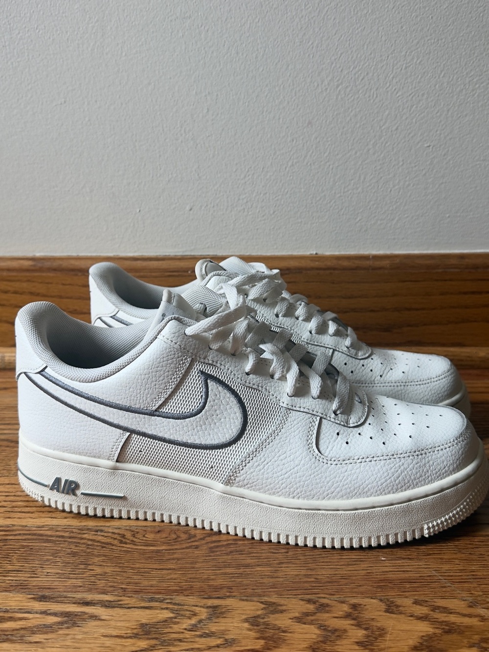 Nike Men's White Sneakers with Grey Swoosh 10,5